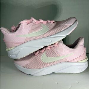 Nike girls Star Runner
